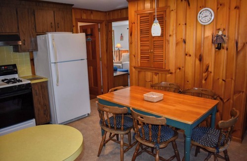 Dennis Port House | Charming Ranch Home with Screened-In Porch Near Haigis Beach