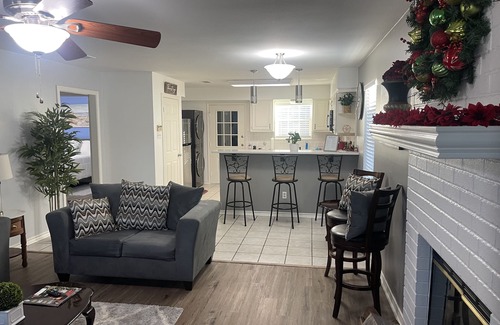 Tyler House | Charming Red Brick Duplex , Minutes away from Hospitals & UT university !