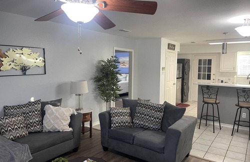 Tyler House | Charming Red Brick Duplex , Minutes away from Hospitals & UT university !