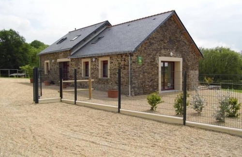 Nort-sur-Erdre Cottage | Charming Renovated Barn with Private Pond near Nantes