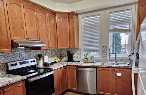 Richmond Hill House | Charming Richmond Hill Home - Your Home Away from Home in a quiet area