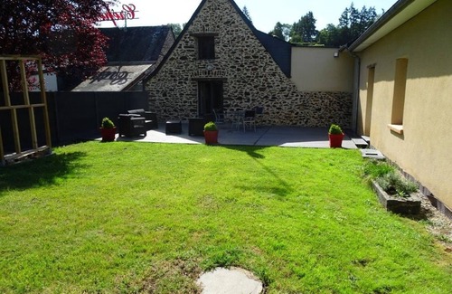 Saint-Sulpice Cottage | Charming Riverside Cottage with Bike Path, Nearby Eateries, and Horse Facilities