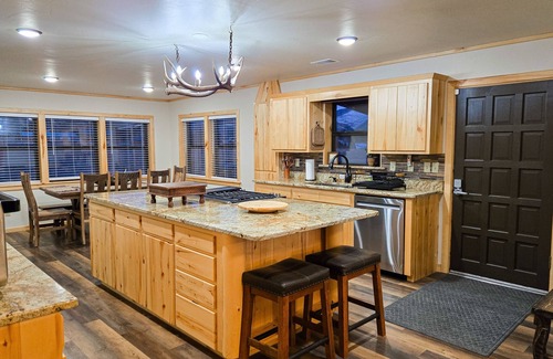 Rio Vista Estates House | Charming riverfront cabin with hot tub, fireplace, and stunning outdoor views