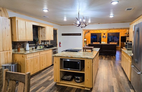 Rio Vista Estates House | Charming riverfront cabin with hot tub, fireplace, and stunning outdoor views