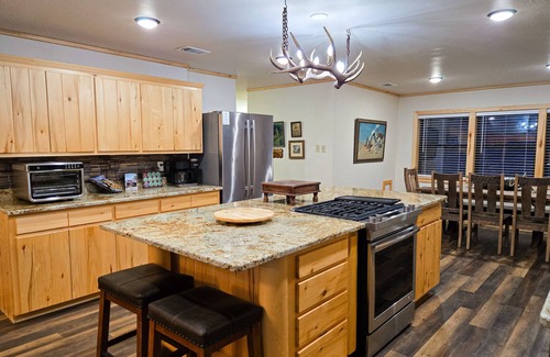 Rio Vista Estates House | Charming riverfront cabin with hot tub, fireplace, and stunning outdoor views