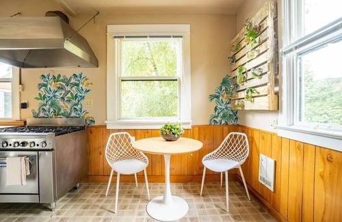 Broadway Hotel | Charming Room in Historic BnB - Rm6
