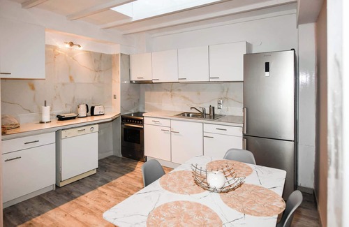 Mitilinii Apartment | Charming Samos Escape with a Jacuzzi and a Balcony