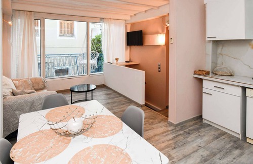 Mitilinii Apartment | Charming Samos Escape with a Jacuzzi and a Balcony