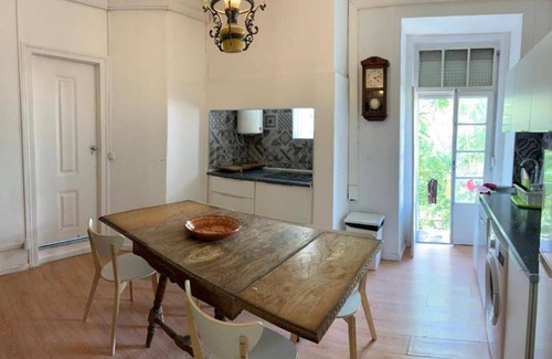 Santos House | Charming Santos 6 Bedroom Apartment III