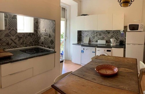 Santos House | Charming Santos 6 Bedroom Apartment III
