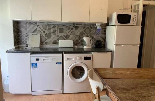 Santos House | Charming Santos 6 Bedroom Apartment III
