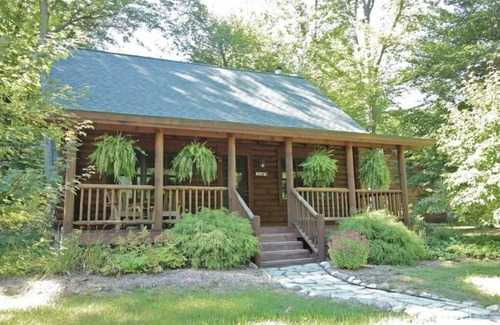 Saugatuck Cabin | Charming Saugatuck Log Cabin - minutes away from everything - with NEW hot tub!