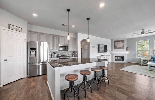 El Lago House | Charming Seabrook Retreat, Close to the Bay