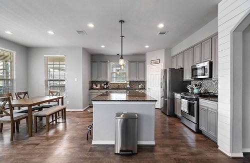 El Lago House | Charming Seabrook Retreat, Close to the Bay