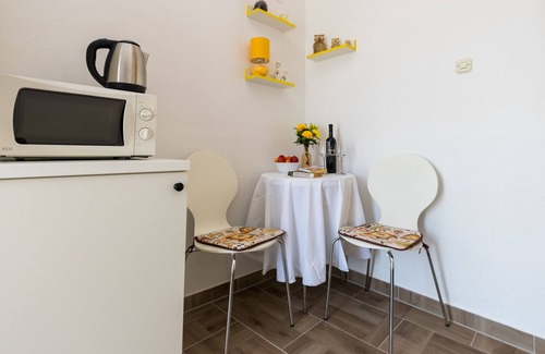 Kastel Kambelovac Apartment | Charming Seafront Apartment Yellow, steps away from the Adriatic Sea