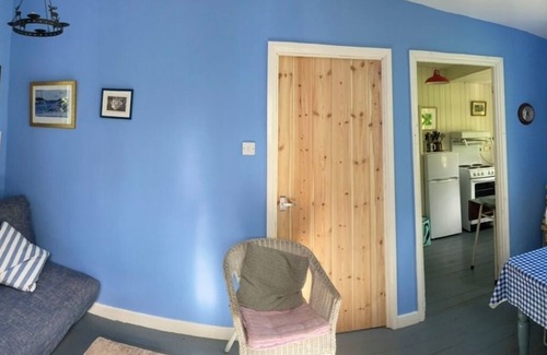 Mylor Churchtown Ski Chalet | Charming Seaside Cabin close to beautiful Beach with Large Garden