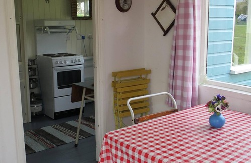 Mylor Churchtown Ski Chalet | Charming Seaside Cabin close to beautiful Beach with Large Garden