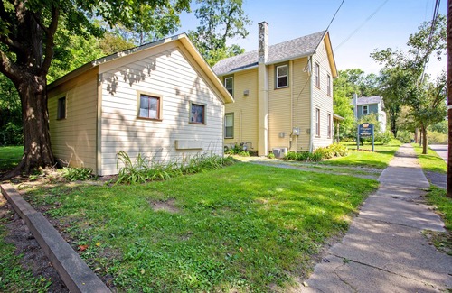 Hammondsport Apartment | Charming Second Floor Studio with Partial AC, WiFi, TV, and Electric Fireplace