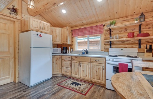 Soldotna Cabin | Charming Soldotna Cabin Near Kenai River Fishing!