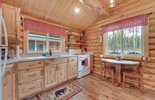 Soldotna Cabin | Charming Soldotna Cabin Near Kenai River Fishing!