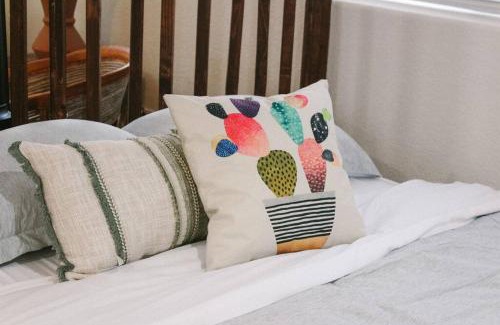 Tempe Apartment | Charming Southwest Studio Blocks to Dntwn Tempe (A)