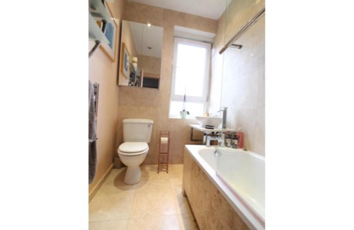 Restalrig Apartment | Charming, Spacious 1BR Flat for 4 in Edinburgh