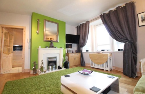 Restalrig Apartment | Charming, Spacious 1BR Flat for 4 in Edinburgh