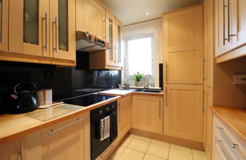 Restalrig Apartment | Charming, Spacious 1BR Flat for 4 in Edinburgh