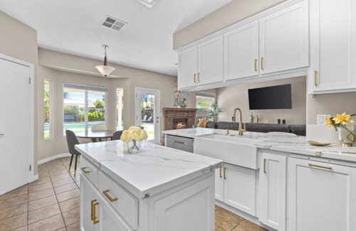 Greenacres House | Charming spacious 4 Bed house with WiFi and AC large backyard and pool.