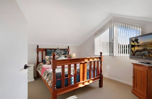 Warrnambool House | Charming spacious home with bay views close to CBD