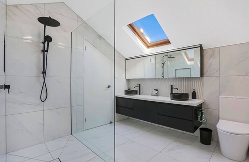 Warrnambool House | Charming spacious home with bay views close to CBD