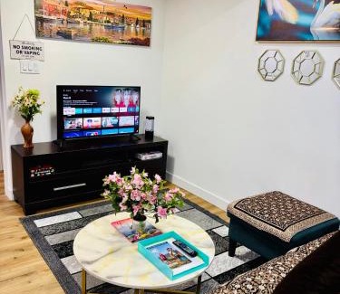 West Edmonton Apartment | Charming Stay & Cozy Retreat by Bansari Homes in Edmonton- YEG