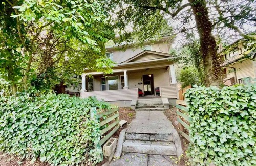University District House | Charming Stay in Seattle’s Coveted Northeast Neighborhood