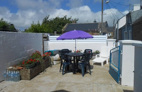 Etel House | Charming Stone House for 2 in Etel - Close to Beaches, Shops, and Nautical Sports