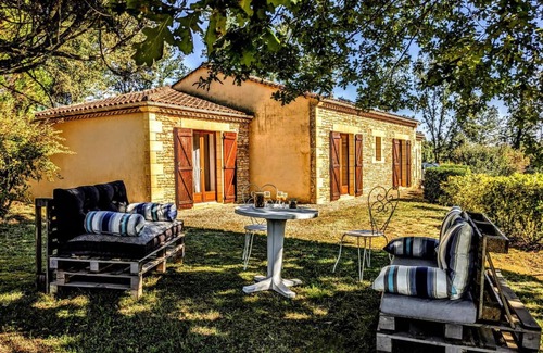Proissans Cottage | Charming Stone House with Terrace, WiFi, Near Sarlat, Kid-Friendly, Secluded and Quiet