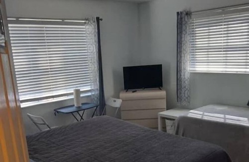 Lauderdale Lakes Apartment | Charming studio with AC, WiFi in lovely Lauderdale Lakes
