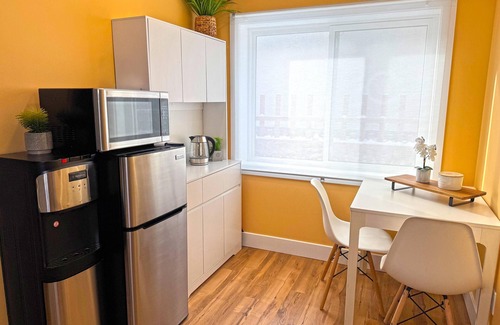 Williams Lake Apartment | Charming Studio Room | 5 Min to DownTown | Self Check-In | 75" TV