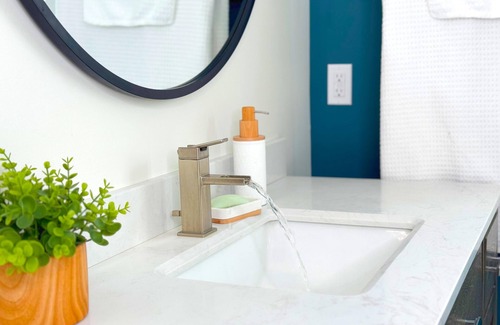 Williams Lake Apartment | Charming Studio Room | 5 Min to DownTown | Self Check-In | 75" TV
