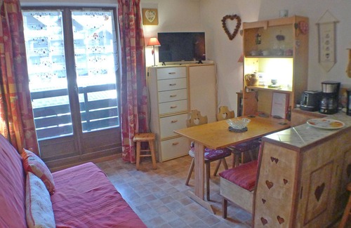 Samoens Apartment | Charming Studio in Central Samoëns with Mountain Views, Ski Storage, and Private Parking