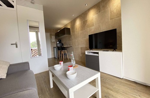 La Baule-Escoublac Apartment | Charming Studio in La Baule with Balcony, Private Parking, Near Avenue de Gaulle
