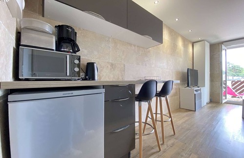 La Baule-Escoublac Apartment | Charming Studio in La Baule with Balcony, Private Parking, Near Avenue de Gaulle