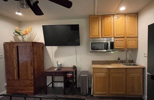 Palm Harbor Apartment | Charming studio & kitchenette in wonderful Palm Harbor with AC & laundry access