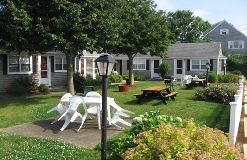 Dennis Port Condo | Charming Studio less than 200 steps to Glendon Beach - 200 Captain Chase Rd #18