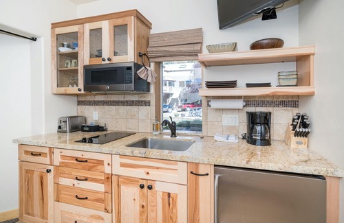 Telluride Condo | Charming Studio Steps from River | Kitchenette, Hot Tub,