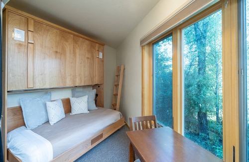 Telluride Condo | Charming Studio Steps from River | Kitchenette, Hot Tub,