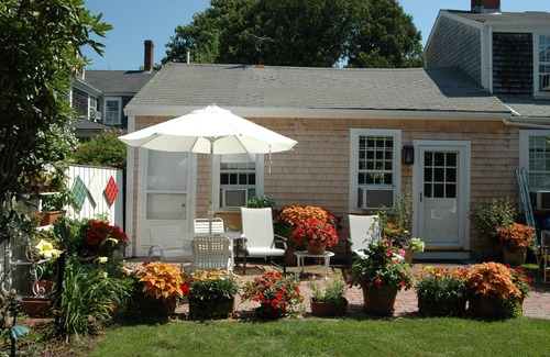 Nantucket Town House | Charming Studio Unit - King and Twin Beds - Private Bath