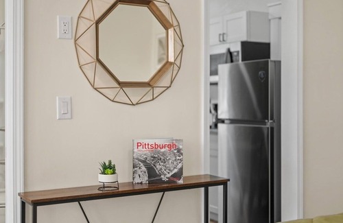 Pittsburgh Apartment | Charming Studio w/Sun Room sleeps 4