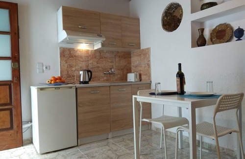 Limeniskos Apartment | Charming studio with AC, WiFi garden in delightful Kissamos.200m from the beach
