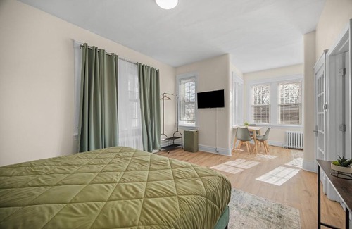 Pittsburgh Apartment | Charming Studio with Sun Room Sleeps 4