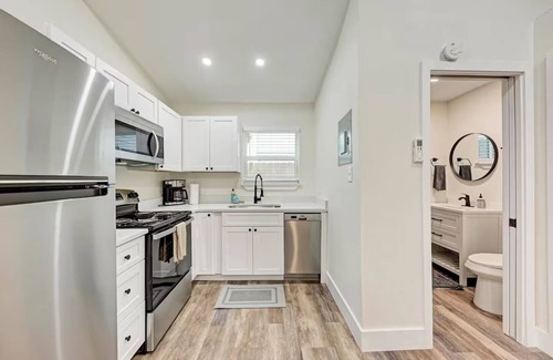 West Campus Apartment | Charming studio with WiFi and AC in Austin